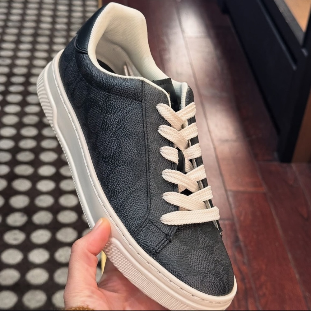 Women’s Coach sneakers 7.5 like new. Worn once - Picture 2 of 8